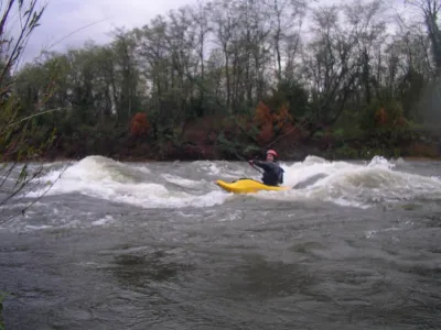 une jolie vague a surf sur la fin du parcours