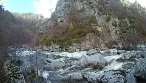 Vue générale de la rivière avant d'entrer dans le vif des gorges, passage un peut mal pavé portage en rive gauche