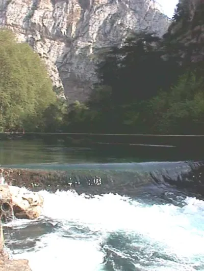 La chute par bon niveau d'eau rive droite