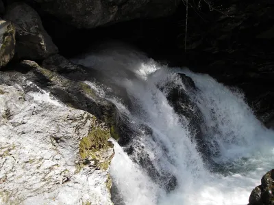 La chute, jamais encore franchie à ce jour, ça doit etre possible de passer à l'extreme gauche, malheureusement un peu de bois gene cette ligne, petit niveau d'eau. Photo F.SAlandini