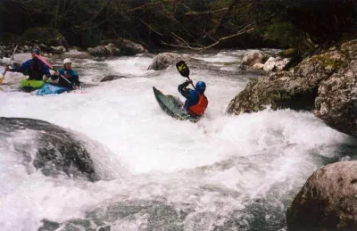 En sortie des gorges avec 50 à l'echelle et 108 au minitel. Une bonne equerre contre un gros pinfle.