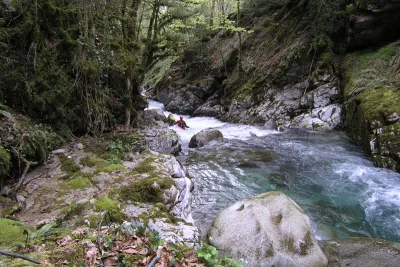 Xav' perdu dans le cadre magnifique des gorges du garbet.