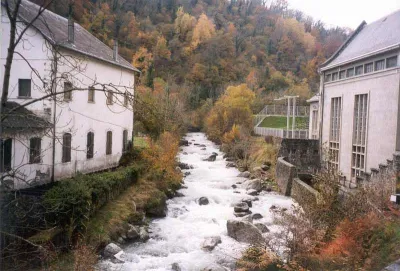 L'arrivée à la centrale par gros niveau d'eau. Une conduite forcée juste en dessous nous à obligé à débarqué juste en amont de ce passage.