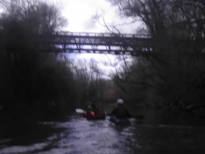 Passerelle verte signalant l'arriver au moulin bruler