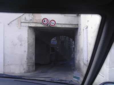 porche avant le parking a l'arriver
