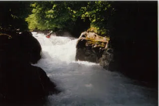Gros passage sur le gave de Cauterets.Double seuil avec gros rouleau en recep...