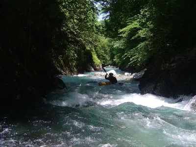 Décor de rêve dans les gorges, eaux bleue et gorge magnifique. Un must de la naviguation et du paysage (niveau Moyen - eau affleurant à peine par intermittence la base de l'anneau de Pierrefite) cl IV-IV+ (5) à ce niveau.