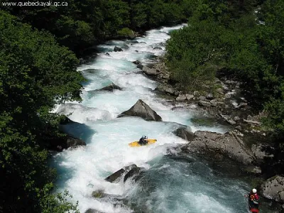 Les plaisirs de l'eau blanche
Niveau = 147 à l'échelle
Photo de Simon Levesques
http://www.quebeckayak.qc.ca/photo/default.asp