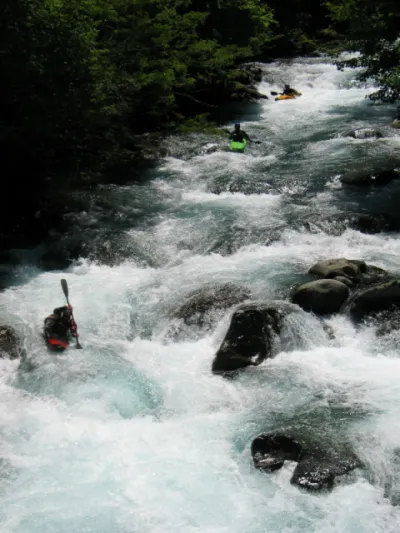 kayak en "patrouille" sur les rapides intermédiares du parcours...