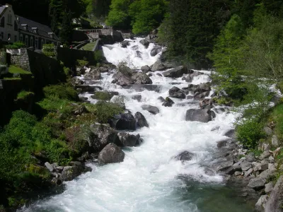 Le chaos au dessus du pont (passe bien à droite) avec en arrière plan la raillère. Euh... C'est pas ça le paradis?