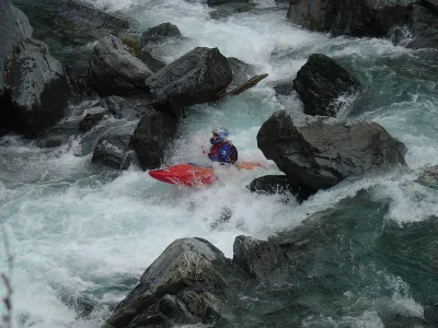 Parcours manoeuvrier entre des gros blocs, dommage qu'il n'y ai aps d'eau plus souvent !!