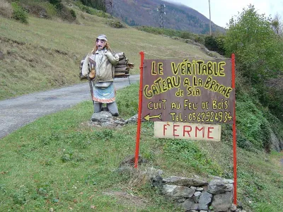 Le repère (sur la route !) pour le débarquement en amont du pont-Route du hameau de Sia. Ca peux pas se louper ...