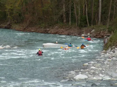 Photo prise depuis la passerelle métallique. Niveau moyen-bas (sur la photo1 de Punglas : niveau bas). Si le gros bloc est totalement recouvert (BE), ça commence à bien envoyer dans les gorges de Luz.