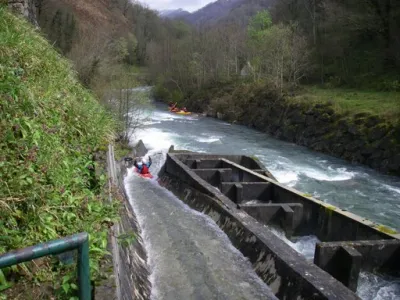 Moi sur la glissière, je ne voulais pas abimer la pagaie. Faire attention  ne pas trop partir sur la gauche sous peine de prendre ce que l'on appelle une roustasse stylée.
