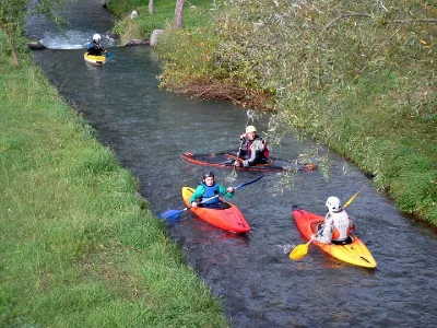 P'tit bout de la fameuse première longue passe à kayak. En marche avant, en marche arrière, de travers, en radeau, ça passe et parfois ça scotch. Oct 2006