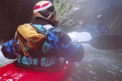 La fameuse résurgence sur la fin de la gorge . La main du kayakiste dans l'eau indique la hauteur du champignon ce jour là !!!