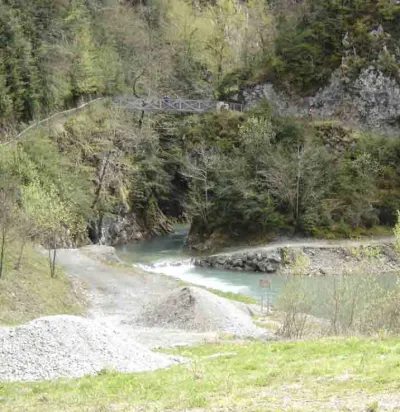 L'arrivée dans le lac, vous noterez la différence de débit entre la première photo (1 bon m3) et celle çi (4 m3 approx.)  et c'était lors de la même descente.