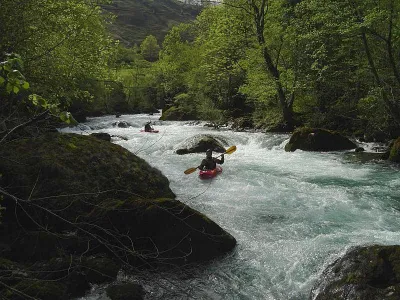 En milieu de parcours par gros niveau d'eau.