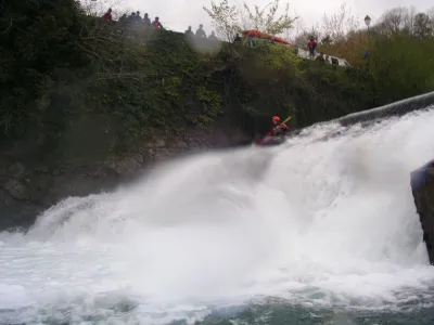 en attendant mieux comme photo, le franchissement du barrage de Licq (attention aux clous saillants qui bordent la glissière). Bonnes émotions !
