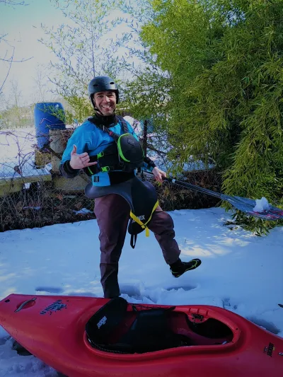 Gaétan avant l'embarquement  . La neige s’était invitée en masse les jours précédents, fait assez rare par ici !