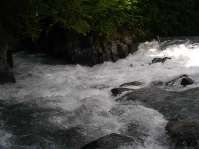 Départ sauté possible sur la vire de la paroi rocheuse de gauche (avec un petit bateau)