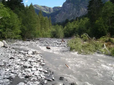 Une nature verdoyante, torrent caché à droite!