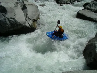 Et hop un bel envol pour un atterrissage dans le rouleau.  Merci le pafton du milieux ! (Photo Bruno)