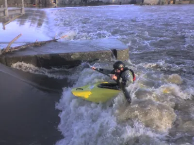 Antoine dans le rouleau avec presque un peu trop d'eau