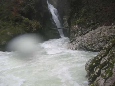 Ici le niveau est trop haut pour s'engager dans le canyon, au niveau du Pas du Frou. Si la cascade fait rideau comme sur la photo, y compris par basses eaux, OU si la berge rive D est recouverte, NE PAS embarquer !