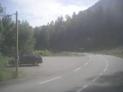 Parking de l'embarquement n° 3. Il faut traverser le champ derrière jusqu'au sous-bois.