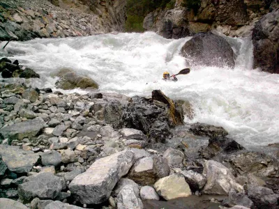 Et voilà le Tunnel en juin 2004 (30 à 40 m3). Plus de blocs (disparus). Photos prise par Nelly de Saint Ours pendant le BFK. PDSO en kayak 