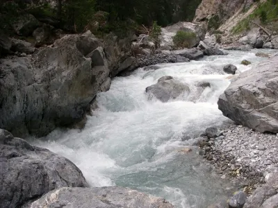 coupe-gorge : le dernier stop est en rive gauche (tout en haut à droite de la photo)