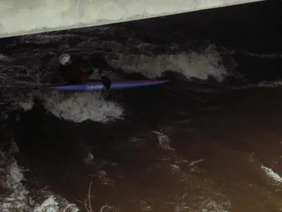BOB plus bas dans une belle vague à surf à 500m en aval du rouleau