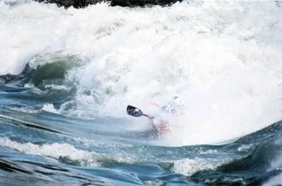 Bras de droite, entre les plots à 650m3/s, rider : Djé Bazin du SKRT.