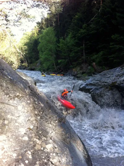 Le seuil des Trappistes visible depuis la route, env. 25m3 au Pont de Rossettan. Photo Bruno Cloche