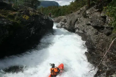 Des petites gorges qui se succèdent...Philippe à la pagaie