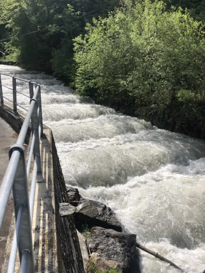 Escalier de la fin avec 14m^3/s dans la rivière ! C'est possible de sortir avant mais ça passe bien pointe en bas.