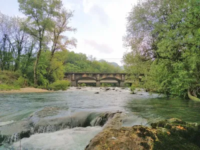 Le double seuil sous le double pont (Photo Quentin P)