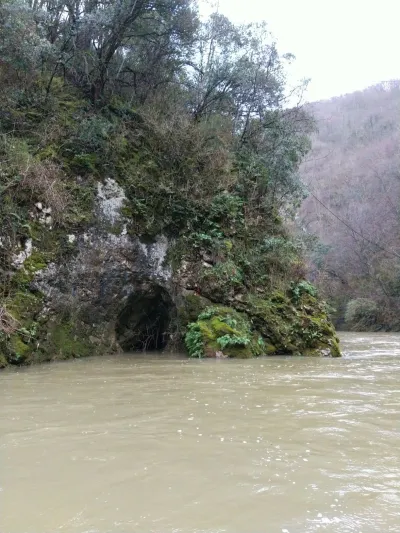 une petite grotte dans les gorges de Sabarat