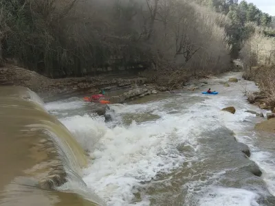 Barrage après la confluence avec la Blanque, on a sauté extreme gauche en 2 temps