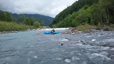 1er seuil apres Samoens avec la vanne en RD depuis l'aval, ça se passe plutot sur la droite mais a vérifier suivant le niveau, c'est mal pavé.