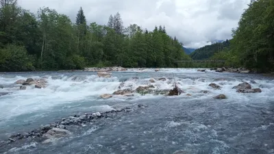 2ème seuil apres samoens a la passerelle de la Ribiolle, le seuil est en deux marches, la première passe bien la deuxième est mal pavé et pas facile a repérer (on a débarqué en RD)
