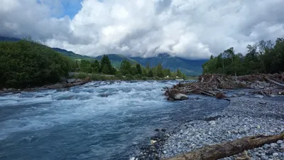 3ème seuil apres le pont de la route de morillon (qui passe bien milieu droite). C'est passable mais très merdique a aller repérer. un chemin en RG facilement accessible mais le ré-embarquement nécessite de descendre en sanglier dans le talus