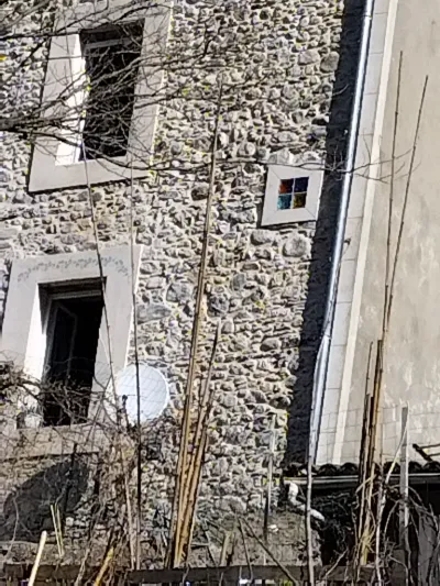 Point de repere du débarquement, la petite fenetre carreaux multicolore en verre