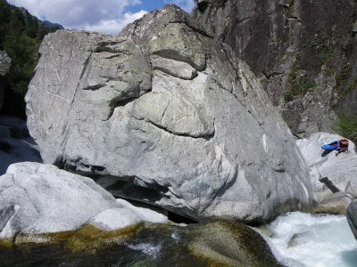 A 145cm, 80% de la rivière passe à gauche sous cette pierre
