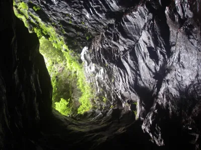 Le jour se perd parfois dans les sinuosités de la gorge
