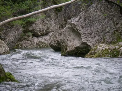 Dans le canyon, les syphons sont nombreux sur 1km environ. Ce qui dénote vraiment avec le reste du parcours. Ambiance Verdon garantie... mais les moins aguerris qui veulent profiter du paysage et du reste du parcours en classe 3 pourront porter très facilement par un sentier en rive droite. C'est moins long et moins galère que le portage de Prelles-L'Argentière, il faut compter 15-20 minutes environ. On peut aussi faire des bacs faciles entre les derniers gros rapides pour ceux qui veulent les éviter.