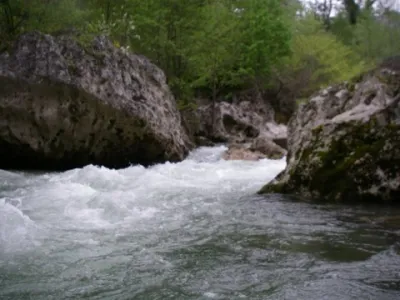 Sortie du passage à considérer comme X (gros syphon à gauche à l'entrée, puis dans la passe principale, on trouve une dalle en béton feraillé au milieu de la passe).