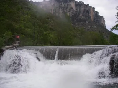 Le dernier barrage que l'on franchit à l'extrême droite, ce qui occasionne une jolie chute.