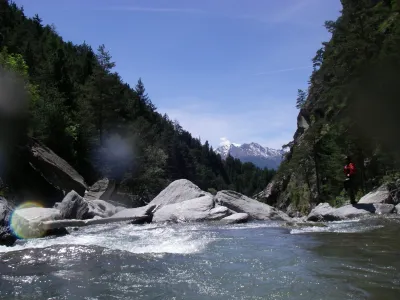 Bleu le ciel, long le portage